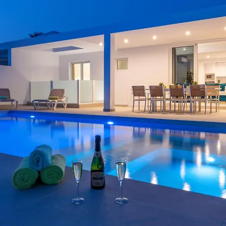 Villa Esmerad By